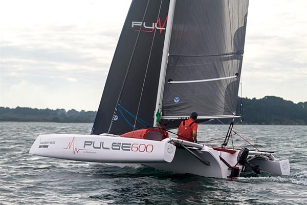 Trimaran s sebou