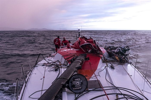 Proč se zlomil stěžeň na Volvo Ocean Race?