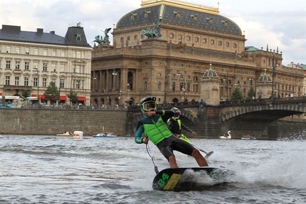 Nejlepší jetsurf závodníci světa míří do čech