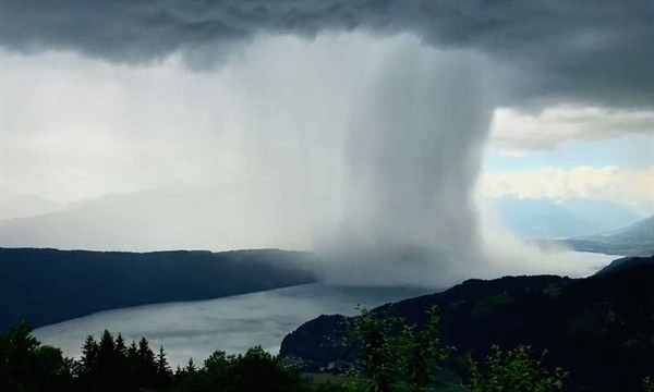 Downburst se silou tornáda