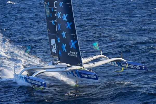 Trimaran překlopen v bouři