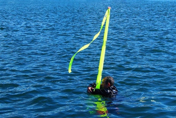 DAN BUOY důležitá věc při muži přes palubu