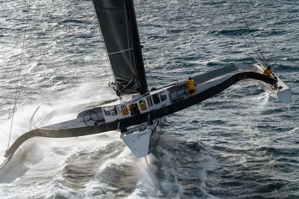 Co se stalo na trimaranu Spindrift