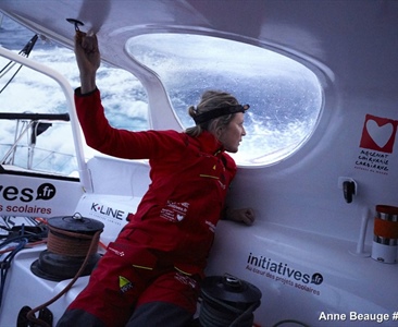 Samantha Davies po kolizi míří na sever