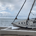 Opuštěná plachetnice nalezena na pláži v Černé Hoře