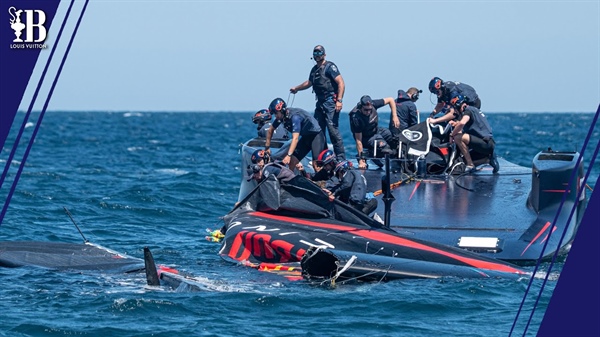 Alinghi Red Bull Racing zlomila stěžeň