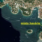 Prasklý tank benzínové pumpy vytéká do moře ve Hvaru