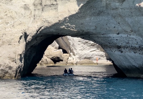 Kimolos, Milos a neomezená kapacita turistických lodí