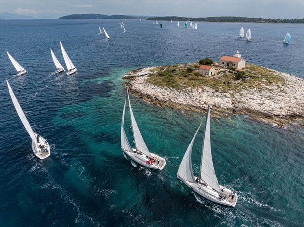 Raiffeisen Trophy 2025 přilákala rekordní flotilu i historicky největší počet dámských posádek