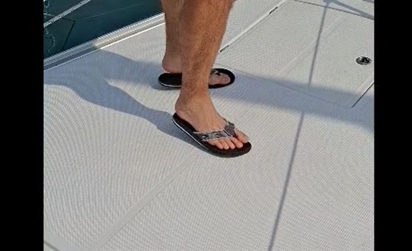 Co dělá paluba na přídi, když na ni šlápnete?