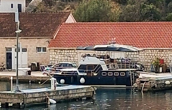 V maríně Milna se prolomilo molo