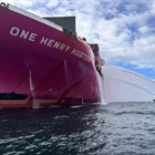 Hoří na lodi, všichni klienti platí škodu