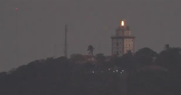 Jak daleko je vidět nejsilnější maják na světě?