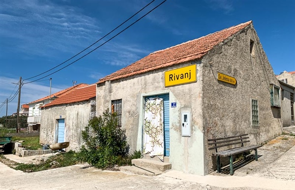 Které ostrovy mají nejvíce a nejméně obyvatel