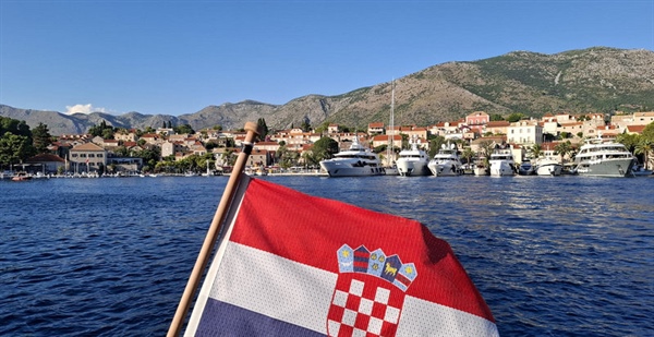 Kolik stojí stání v Cavtatu? U mola draho, na kotvě také zaplatíte
