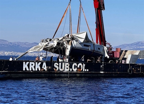 Jachta potopená u Splitských vrat vytažena na hladinu