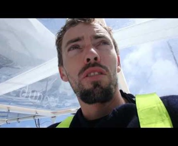 Thomas Ruyant v nebezpečí, loď se láme